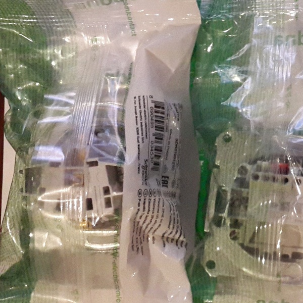 Одинарная силовая розетка Шнайдер Электрик Седна с заземляющим контактом, защитными шторками и крышкой, белый цвет