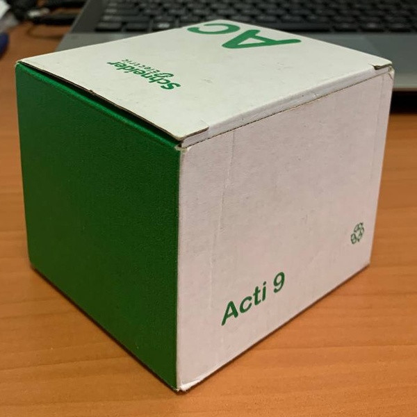 Четырехполюсное (3 полюса + нейтраль) устройство защиты от импульсных перенапряжений iPRD40r со сменными картриджами, сигнальный контакт