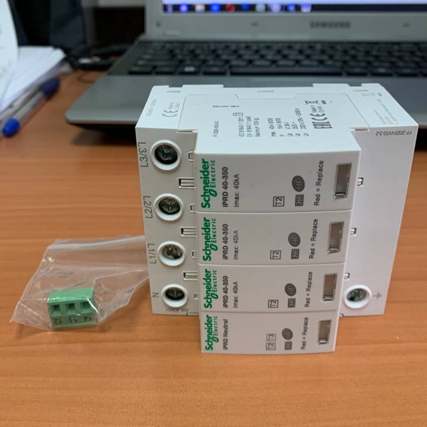 Четырехполюсное (3 полюса + нейтраль) устройство защиты от импульсных перенапряжений iPRD40r со сменными картриджами, сигнальный контакт