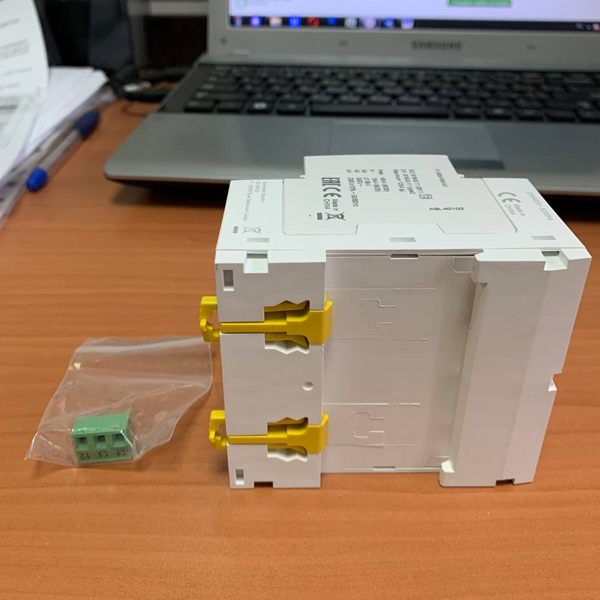 Четырехполюсное (3 полюса + нейтраль) устройство защиты от импульсных перенапряжений iPRD40r со сменными картриджами, сигнальный контакт