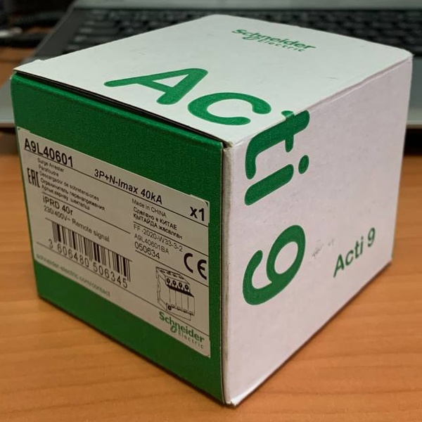 Четырехполюсное (3 полюса + нейтраль) устройство защиты от импульсных перенапряжений iPRD40r со сменными картриджами, сигнальный контакт