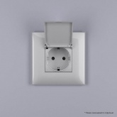 Розетка с крышкой в стену DKC Avanti 2P+E со шторками закаленная сталь