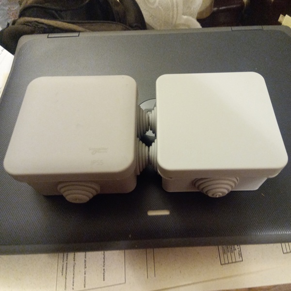 Герметичная распределительная накладная квадратная коробка со степенью защищенности IP55 размером 70х70х40 мм.