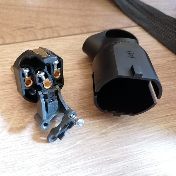 Пластиковая вилка (50194) черного цвета с двумя контактами и заземлением на 16 Ампер