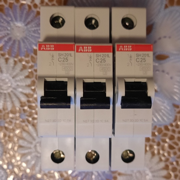 Модульный однополюсный электрический автомат АББ SH201L System pro M на 25 Ампер, с характеристикой C