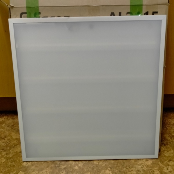 Универсальный потолочный светильник 595*595 накладной и встраиваемый в Армстронг с  матовым рассеивателем