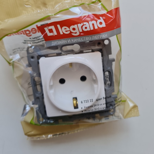 Розетка электрическая с заземлением, со шторками Легранд Этика цвет белый