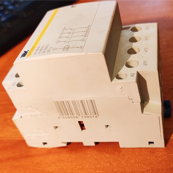 Четырехполюсный магнитный пускатель модульный КМ40-40М, номинальным током 40 Ампер, управление 230В, 4NO