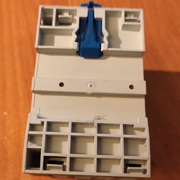 Четырехполюсный магнитный пускатель модульный КМ40-40М, номинальным током 40 Ампер, управление 230В, 4NO