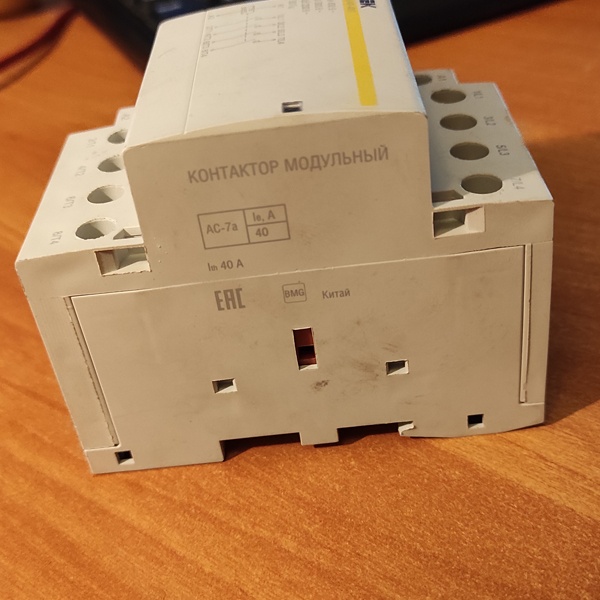 Четырехполюсный магнитный пускатель модульный КМ40-40М, номинальным током 40 Ампер, управление 230В, 4NO