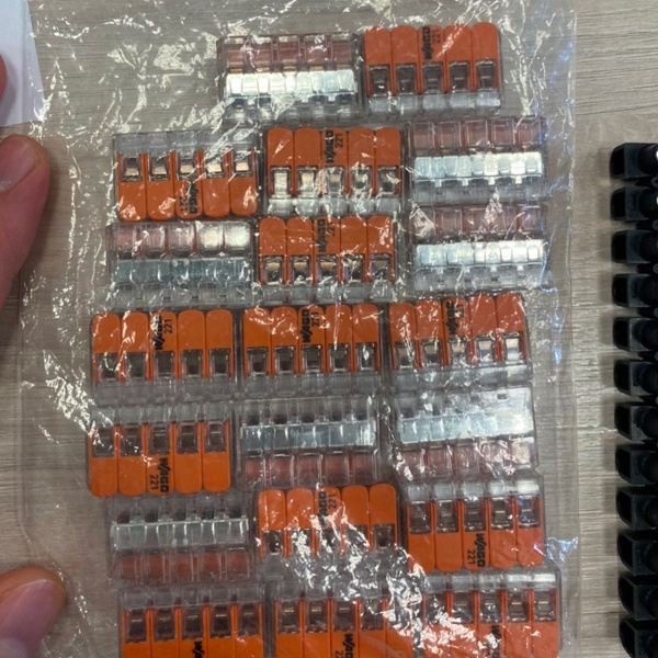 Пружинные клеммники для пяти медных проводов WAGO 221 до 32 Ампер