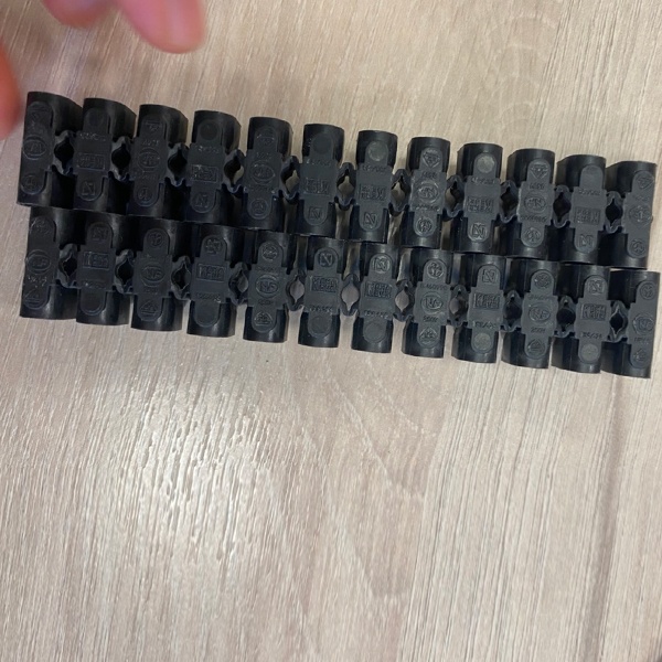 Клеммная винтовая колодка черного цвета Legrand серии Nybloc для 12 проводов 6 мм2