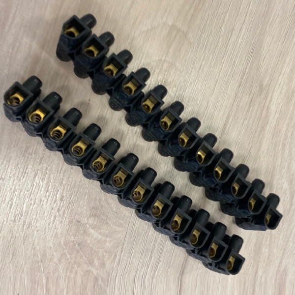 Клеммная винтовая колодка черного цвета Legrand серии Nybloc для 12 проводов 6 мм2