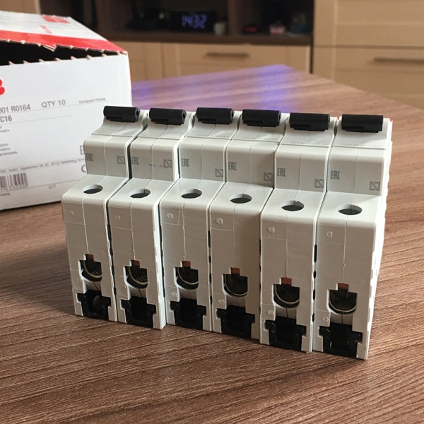 Модульный однополюсный электрический автомат АББ SH201L System pro M на 16 Ампер, с характеристикой C