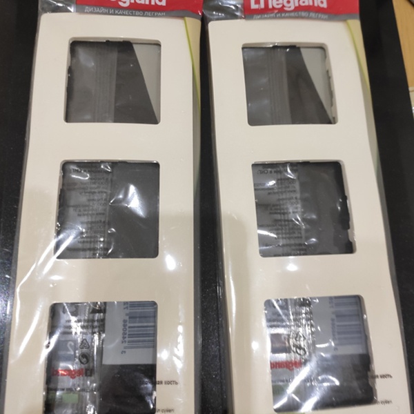 Рамка (672513) на 3 поста Легранд (Legrand) серии Этика (Etika). Цвет - слоновая кость.