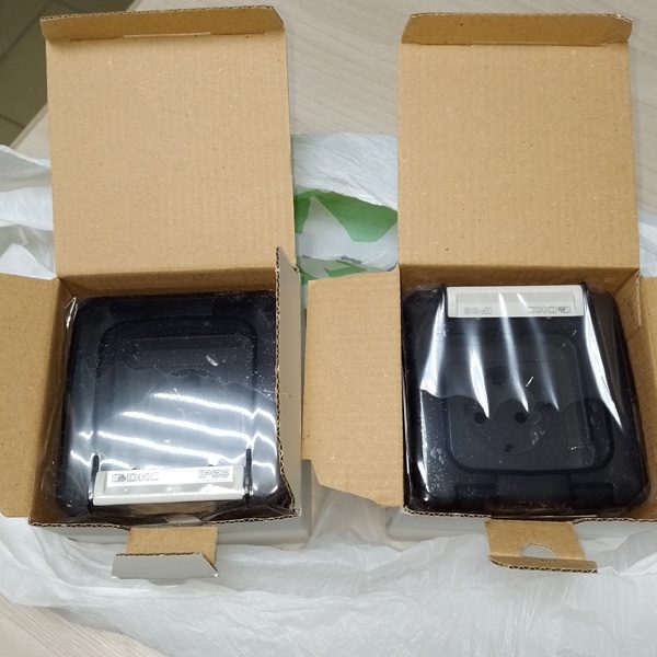 Пылевлагозащищенная накладная розетка с заземляющим контактом, с монтажной коробкой для открытой установки, защита IP66 с вставленной вилкой