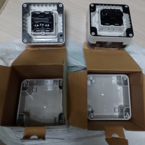 Пылевлагозащищенная накладная розетка с заземляющим контактом, с монтажной коробкой для открытой установки, защита IP66 с вставленной вилкой