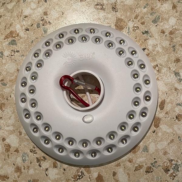 Светодиодный фонарь ЭРА с возможностью подвеса или крпеплением на магниты, работа от батареек, 48 светодиодов диаметр 140 мм