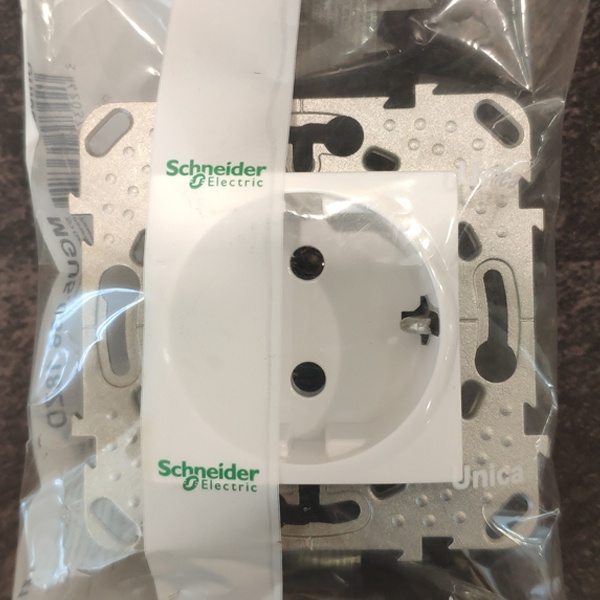 Розетка с заземлением (винтовой зажим)  Schneider Electric Unica,цвет белый