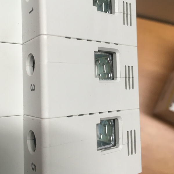 Трехполюсный модульный электрический автомат ИЕК ВА47-100 100 Ампер характеристика D