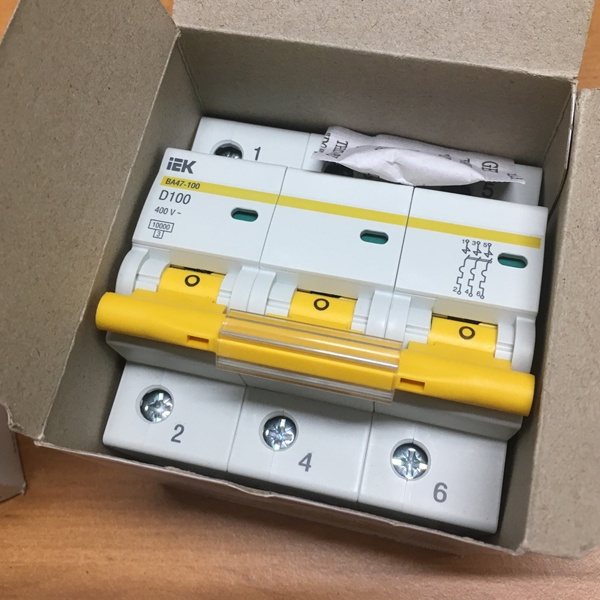 Трехполюсный модульный электрический автомат ИЕК ВА47-100 100 Ампер характеристика D