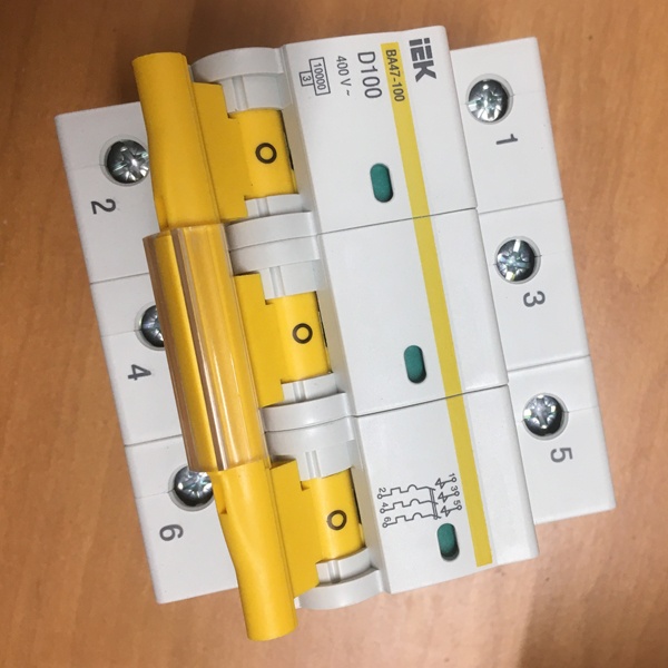 Трехполюсный модульный электрический автомат ИЕК ВА47-100 100 Ампер характеристика D