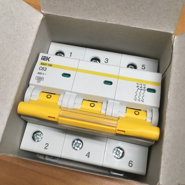 Трехполюсный модульный электрический автомат ИЕК ВА47-100 63 Ампера характеристика С