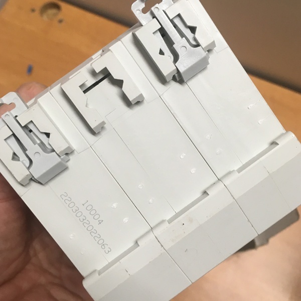 Трехполюсный модульный электрический автомат ИЕК ВА47-100 63 Ампера характеристика С