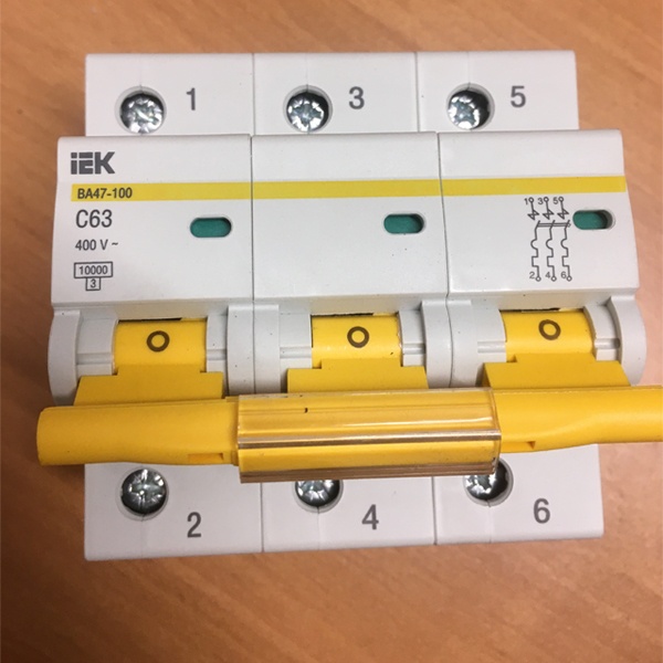 Трехполюсный модульный электрический автомат ИЕК ВА47-100 63 Ампера характеристика С