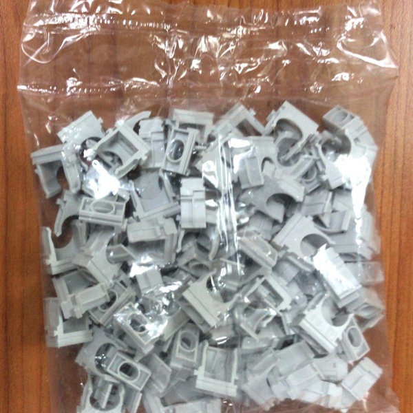 Серый пластиковый крепёж-клипса ПВХ для гофрированных и гладких труб диаметром 16мм