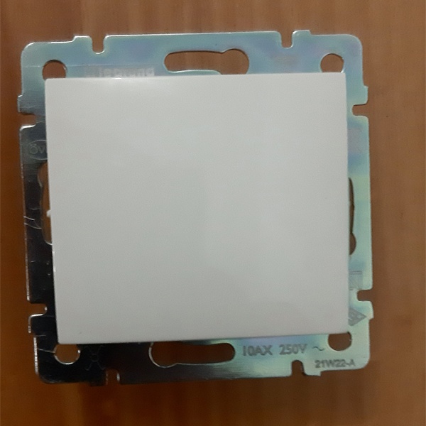 Одноклавишный промежуточный переключатель на три направления (перекрестный выключатель с трех мест), Legrand серии Valena 10А 250В. Цвет - слоновая кость