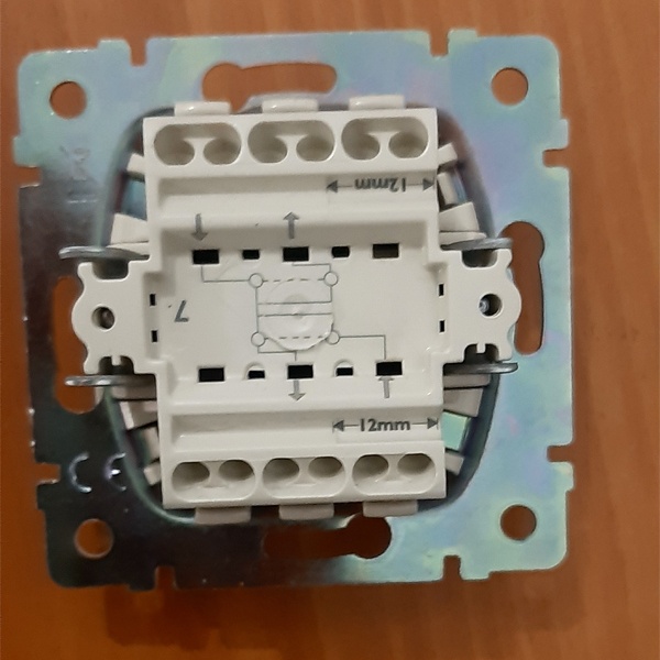 Одноклавишный промежуточный переключатель на три направления (перекрестный выключатель с трех мест), Legrand серии Valena 10А 250В. Цвет - слоновая кость