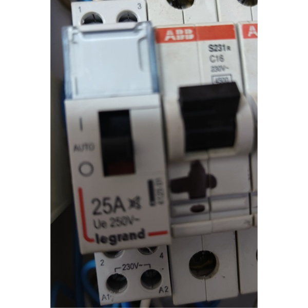 Компактный магнитный пускатель Легранд с рукояткой управления