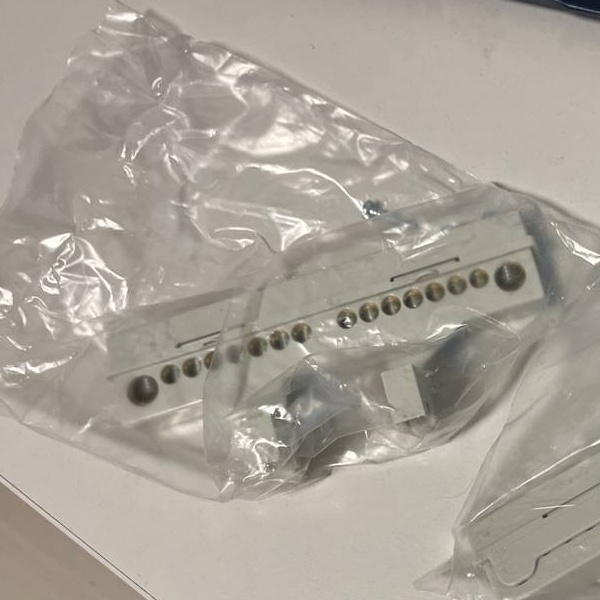 Распределительная шина с крепежом ДКС для боксов на 8 модулей