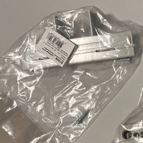 Распределительная шина с крепежом ДКС для боксов на 8 модулей