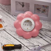 Розетка одноместная Kranz HAPPY Цветок скрытой установки, с заземлением и шторками, белый/розовый