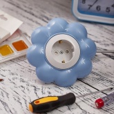 Розетка одноместная Kranz HAPPY Цветок скрытой установки, с заземлением и шторками, белый/голубой