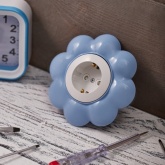 Розетка одноместная Kranz HAPPY Цветок скрытой установки, с заземлением и шторками, белый/голубой