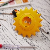 Розетка одноместная Kranz HAPPY Солнце скрытой установки с заземлением и защитными шторками, желтая