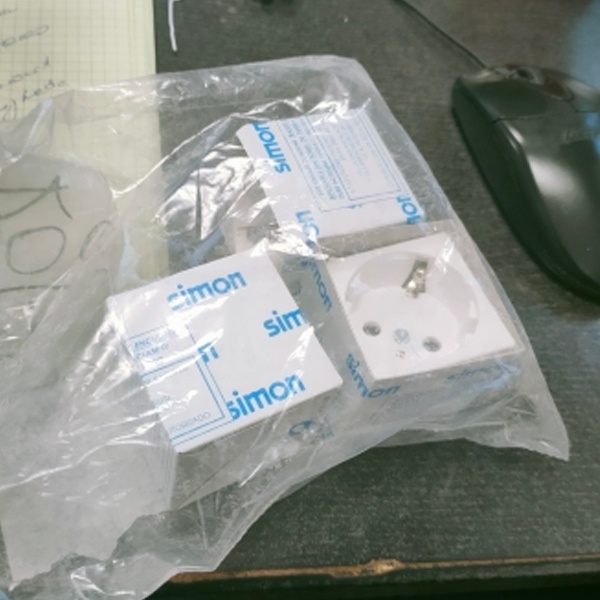 Электрическая розетка с углом поворота в 45 градусов Simon Connect K45 с двумя контактами и одним заземляющим с лицевой панелью белого цвета