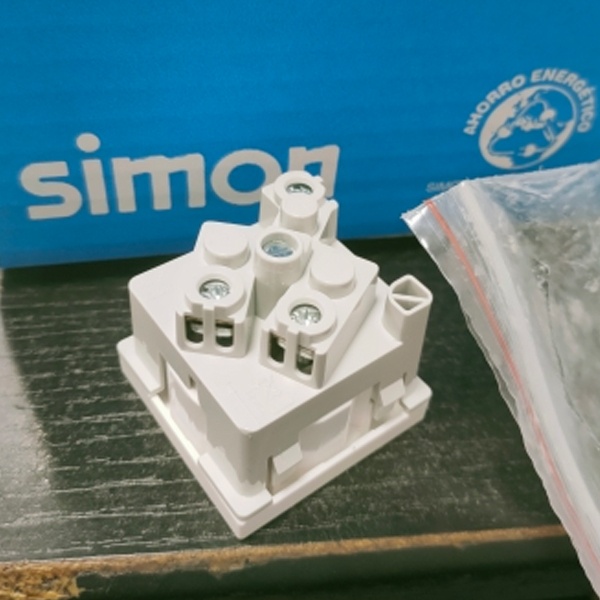 Электрическая розетка с углом поворота в 45 градусов Simon Connect K45 с двумя контактами и одним заземляющим с лицевой панелью белого цвета