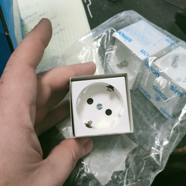 Электрическая розетка с углом поворота в 45 градусов Simon Connect K45 с двумя контактами и одним заземляющим с лицевой панелью белого цвета