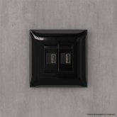 Зарядное устройство USB DKC Avanti в стену 5В,2,1А, черный квадрат