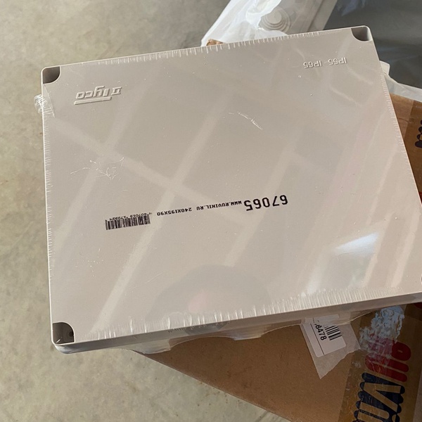 Пластиковая распределительная коробка Tyco для открытого монтажа со степенью защищенности IP55 размером 240х195х90 мм.