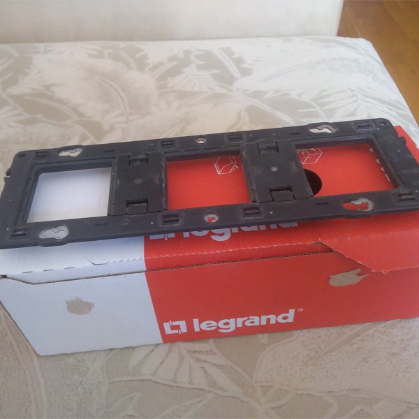 Суппорт Legrand Batibox 6-8 модулей/3 поста для Mosaic/Celiane