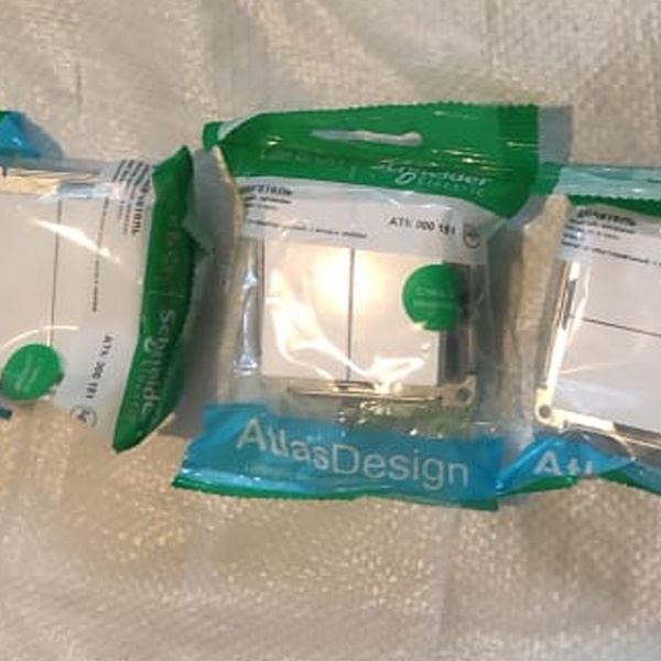 Электрический 2-клавишный встраиваемый выключатель света Атлас Дизайн белого цвета