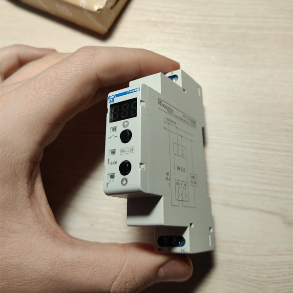 Однофазное реле напряжения PH-118 мощность нагрузки до 2,3 кВт (ток до 10 А)