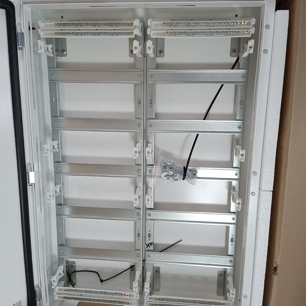 Накладной влагозащищенный электрощит ИЭК двухсекционный 120 модулей со сплошной дверцей