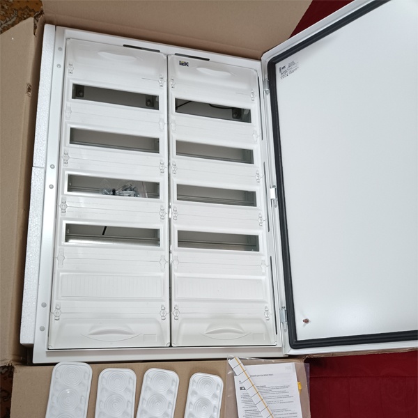 Накладной влагозащищенный электрощит ИЭК двухсекционный 120 модулей со сплошной дверцей