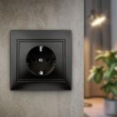Розетка Intro 2P+E Schuko со шторками 16А 250В IP20 Plano, антрацит 1-206-05